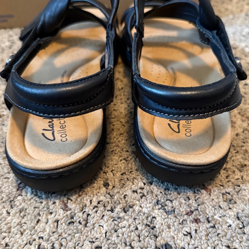 Clarks Women's Black Sandals Sz 9 NIB - Picture 2 of 5